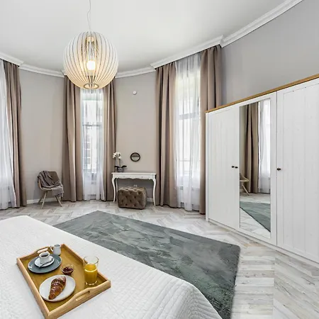 2bdr+2a/c+for Long Term Too+large Flat+quiet+soho! Apartment *