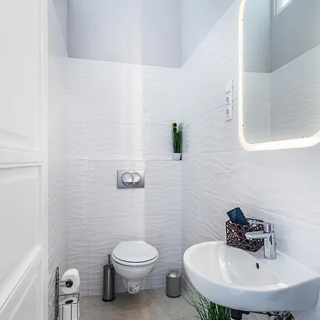2bdr+2a/c+for Long Term Too+large Flat+quiet+soho! *