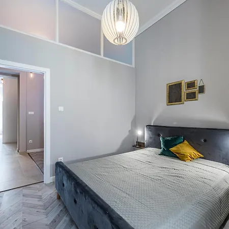 2bdr+2a/c+for Long Term Too+large Flat+quiet+soho! Apartament *