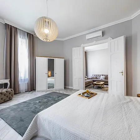 Apartament 2bdr+2a/c+for Long Term Too+large Flat+quiet+soho!