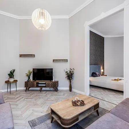 Apartament 2bdr+2a/c+for Long Term Too+large Flat+quiet+soho! *