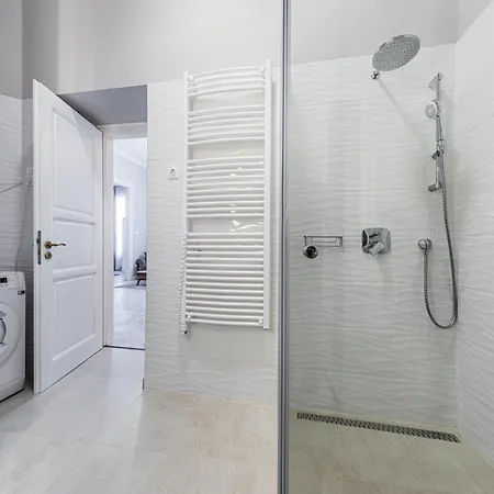 Apartament 2bdr+2a/c+for Long Term Too+large Flat+quiet+soho!