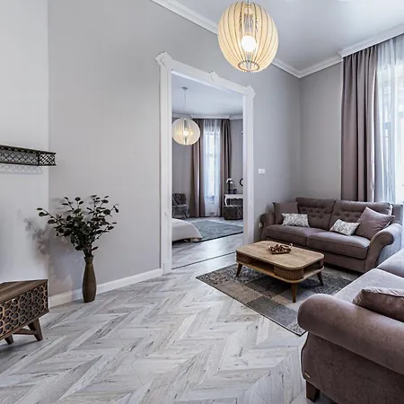 2bdr+2a/c+for Long Term Too+large Flat+quiet+soho! *
